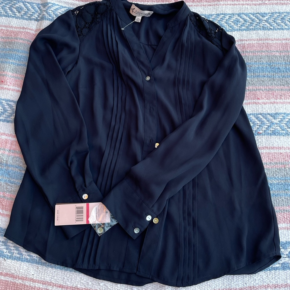 Navy blouse w lace detailing, pleated front and button cuffs #blouse #elegant